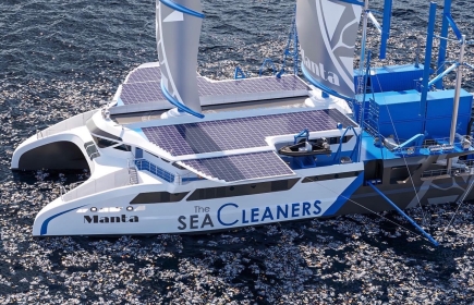 The manta is a pioneering and eco-designed sailboat for collecting and processing large quantities of marine plastic waste.
